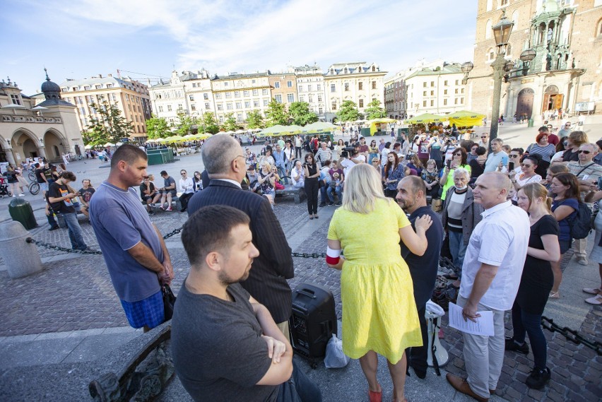 Protest na Rynku Głównym w Krakowie. Sprzeciwiają się wprowadzanym obostrzeniom