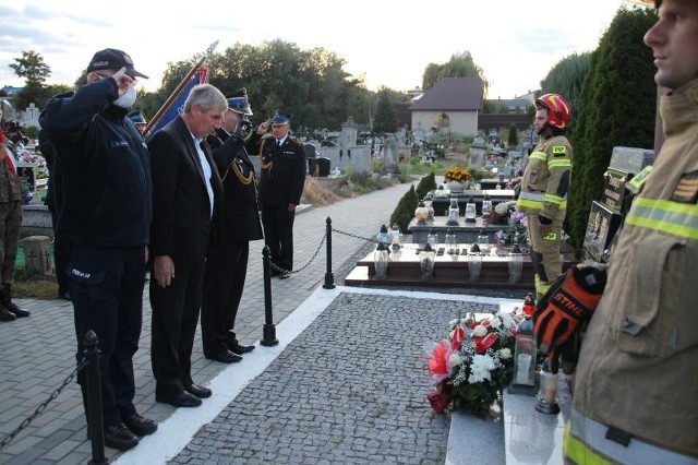 Przedstawiciele powiatu lipskiego uczciły pamięć poległych podczas agresji sowieckiej na Polskę. Część uroczystości odbyła się przy Krzyżu Katyńskim na cmentarzu parafialnym w Lipsku.