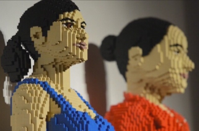 Figura "Yellow" i inne niezwykłe eksponaty z klocków Lego na wystawie w Londynie