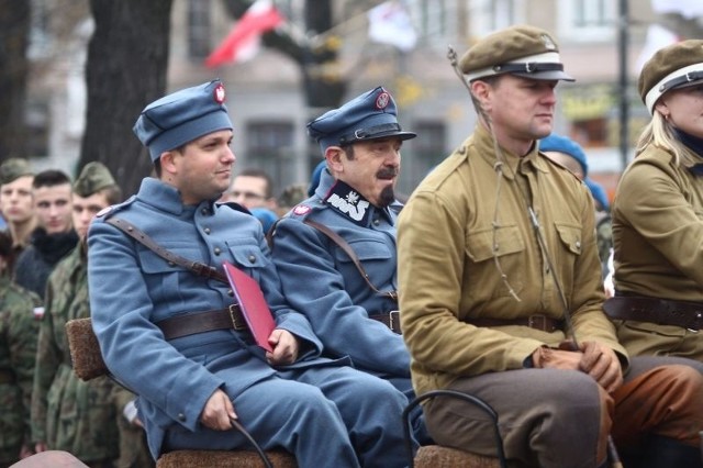 Do Radomia przyjechał generał Józef Haller. W jego rolę wcielił się Adam Wasilewski, zastępca dyrektora liceum imienia Kochanowskiego.