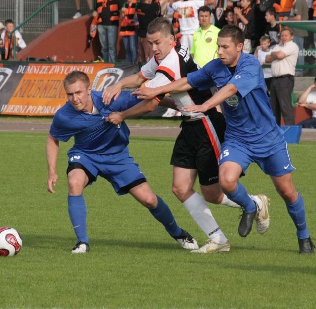 O piłkę walczą dwaj zawodnicy Ruchu: Łukasz Damrat (z lewej) i Mateusz Sobota.