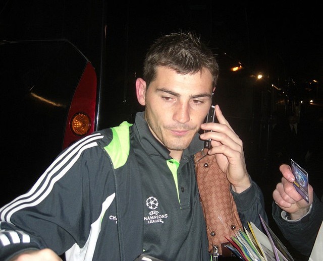 Iker Casillas dwukrotnie w sytuacjach sam na sam nie dał się zaskoczyć Arjenowi Robbenowi.