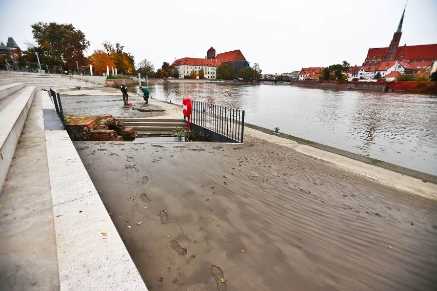 Wysoka fala na Odrze przeszła przez Wrocław. Teraz trzeba po niej posprzątać [ZDJĘCIA]