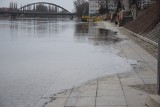 Poziom Warty w Gorzowie. Rzeka podnosi się kilka centymetrów dziennie. Woda zalewa dolny taras bulwaru. Ostrzegamy: nie spacerujcie tam!