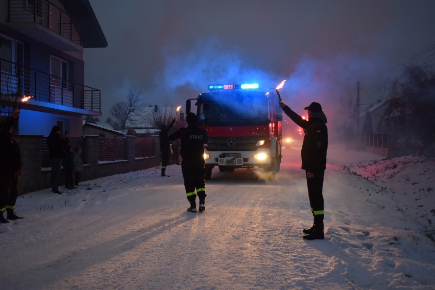 Gmina Tczów. Ochotnicza Straż Pożarna w Tynicy ma nowy wóz strażacki. Pojazd jest używany, ale sprawny. Zobacz zdjęcia