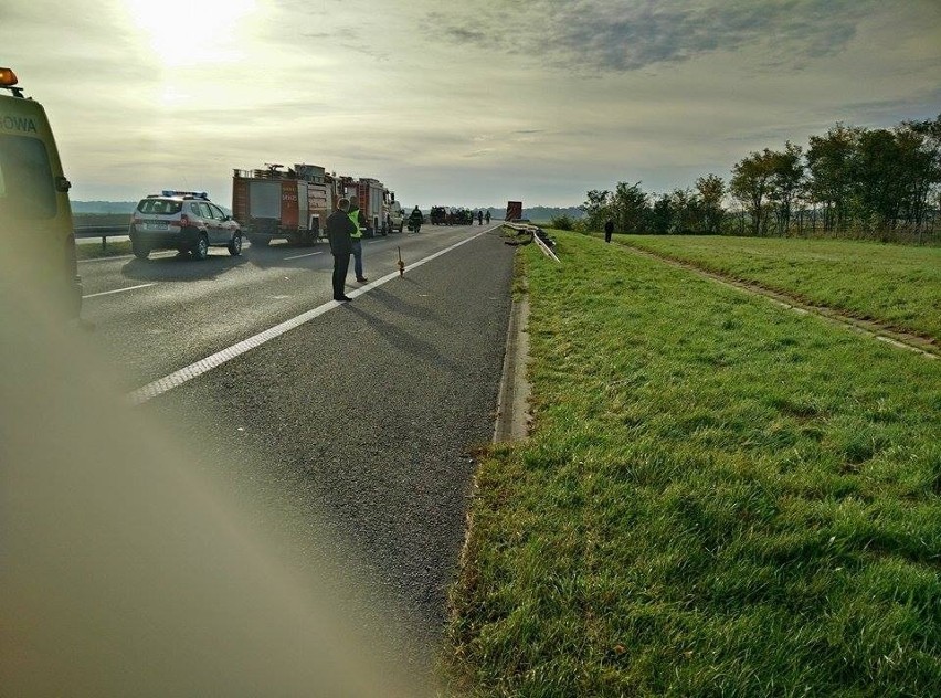 Wypadek na A4. Kierowca BMW uciekł. Policja szukała go w polu kukurydzy (ZDJĘCIA)