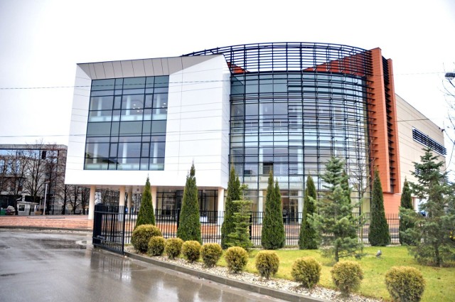 W budynku znajduje się m.in. najnowocześniejsze w Polsce uczelniane laboratorium kryminalistyczne.