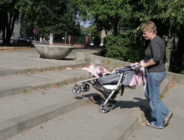- Zdecydowanie przydałby się podjazd  dla wózków. Byłoby łatwiej pokonać te schody - mówi Katarzyna Drab, która z córeczką Klaudią wracała ze spaceru w Parku Leśniczówka.