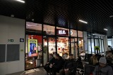 Podróżni doczekali się na wyremontowanym dworcu PKP w Kielcach pierwszego kiosku i automatu z kanapkami i napojami