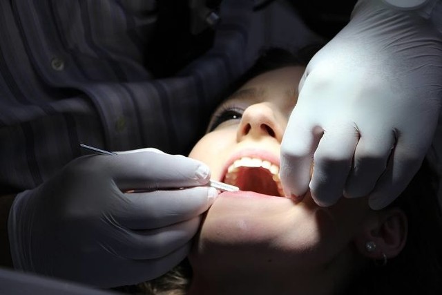 Warto dbać o zęby. Wizyta u dentysty niestety  często kojarzy się nie tylko z bólem, ale także ze sporym wydatkiem. Ceny usług dentystycznych bowiem do tanich nie należą. Sprawdziliśmy, ile trzeba zapłacić za niektóre zabiegi w naszym regionie. W niektórych przypadkach rozpiętość cenowa jest naprawdę spora. Na różnice wpływ może mieć wiele czynników, jak np. rodzaj stosowanej techniki.Zobacz także:Porodówki w Kujawsko-Pomorskiem