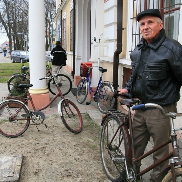 Niżańscy rowerzyści nie mają gdzie zaparkować swoich pojazdów przed Urzędem Gminy w Nisku - żali się Edward Niecałek z Niska. - Stojak rozwiązałby problem.