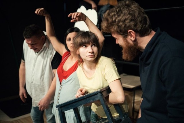 W Centrum Kultury - spektakl „Brak sensu, aniołek, żyrafa i stołek”Spektakl Teatru Czytelni Dramatu z CK opowiada o przygodach pechowej Żyrafy, przed którą chowają się wszystkie zwierzęta w Afryce, by nie ściągnąć na siebie nieszczęścia. Pewnego razu życie pechowego zwierzaka ulega jednak zmianie. Żyrafka znajduje przyjaciół, którzy akceptują jej „pechowość” i razem z nimi wyrusza na wyprawę. Sobota-niedziela, Centrum Kultury, godz. 15.00, 17.00, bilety wstępu 10-25 zł.