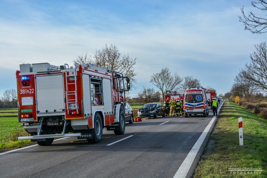Wypadek w Siedleszczanach. W zderzeniu ciężarówki i dwóch aut osobowych ranne dwie osoby [ZDJĘCIA]