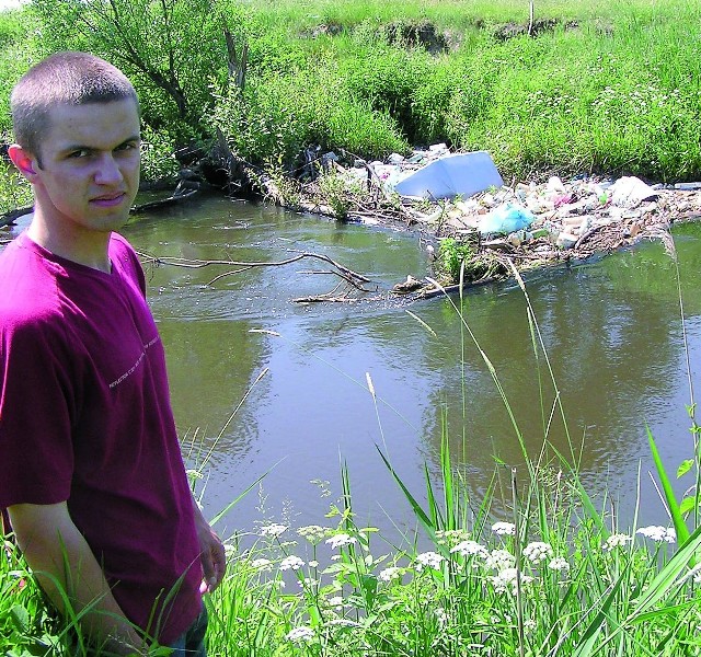- Rzeka w niektórych miejscach wygląda jak wysypisko śmieci - mówi Marcin Kostuch z Towarzystwa Przyjaciół Rzeki Łeby.