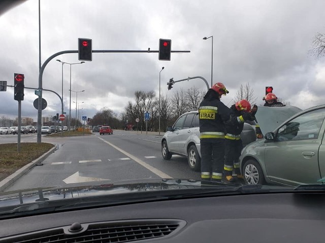 W sobotę, po godz. 14, na Jana Pawła II w Białymstoku doszło do zderzenia trzech samochodów w pobliżu KFC.