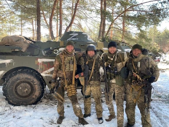 Ukraińscy wojownicy przed jednym ze zdobycznych pojazdów. Takie wieści jak widać nie odstraszają chętnych do walki w szeregach rosyjskiego najeźdźcy