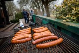 Grillowali na klatce schodowej wieżowca w Ełku. Dwóch amatorów kiełbasek z rusztu zapłaci po 500 zł mandatu