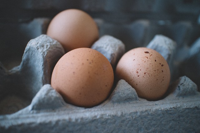 Spożycie jajek bez poddania ich właściwej obróbce termicznej może prowadzić do zakażenia człowieka bakterią Salmonelli.