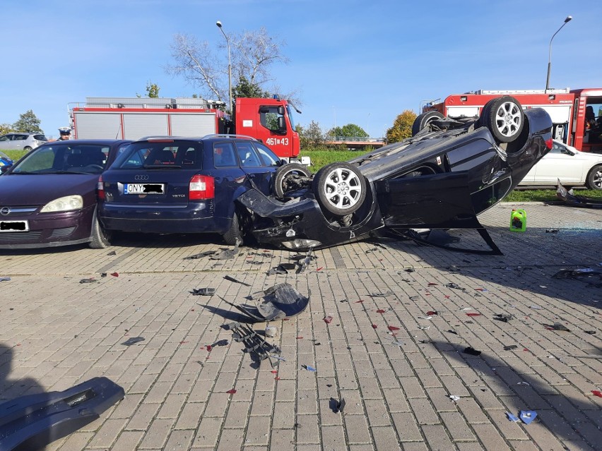 Czarny poranek w powiecie nyskim. W Nysie kierowca zniszczył pięć zaparkowanych samochodów