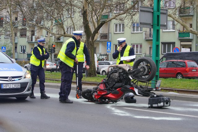 W czwartek, około godz. 17, doszło do zderzenia motocykla z bmw. Wypadek miał miejsce na skrzyżowaniu ulicy Przybyszewskiego z Rokietnicką. W wyniku zdarzenia ucierpiał motocyklista. Przejdź dalej i zobacz kolejne zdjęcia --->