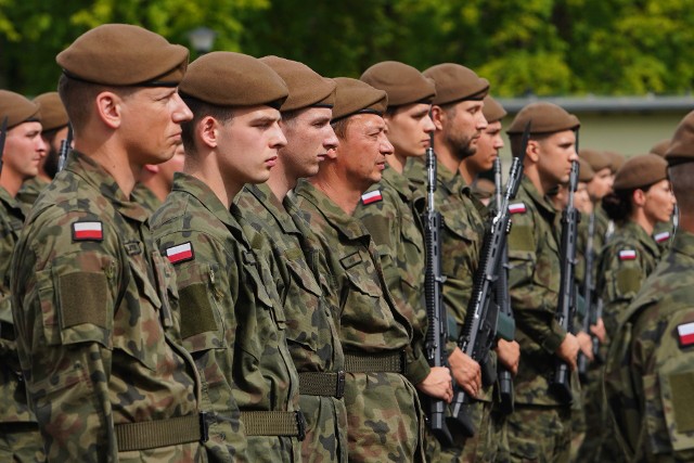 Żołnierze Wojsk Obrony Terytorialnej kończą swoje podstawowe szkolenie i w sobotę złożyli uroczystą przysięgę. Zobacz zdjęcia z uroczystości w Biedrusku.