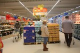 Ośmiu na dziesięciu Polaków szuka w sklepach tańszych produktów. Delikatesy mogą zwijać interes, bo połowa oszczędza na jedzeniu