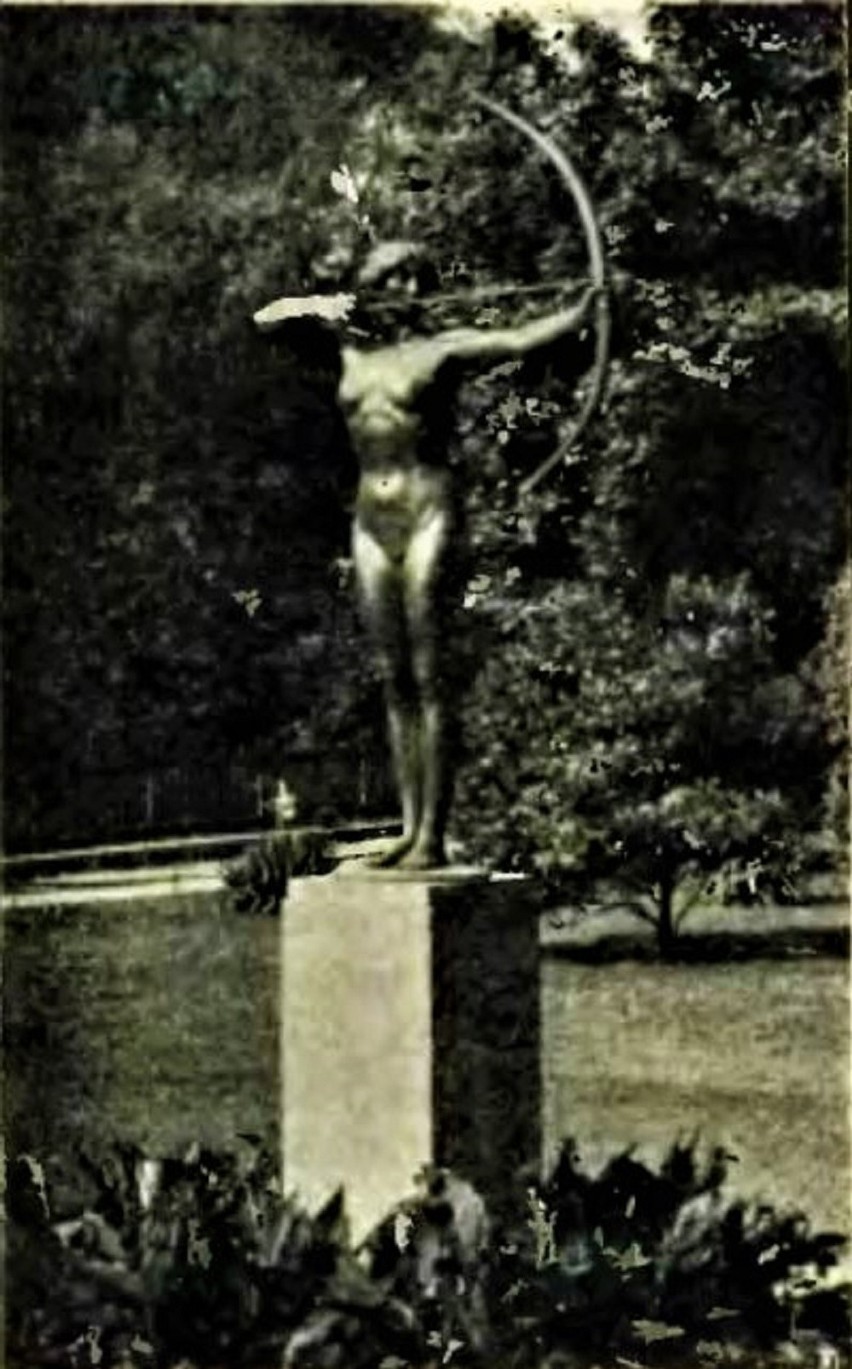 Posąg Łuczniczki w ogrodzie przy Teatrze Miejskim.