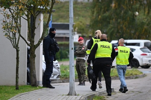 Funkcjonariusze policji przed blokiem mieszkalnym na Fikakowie w Gdyni, w którym znaleziono ciało 6-letniego dziecka.