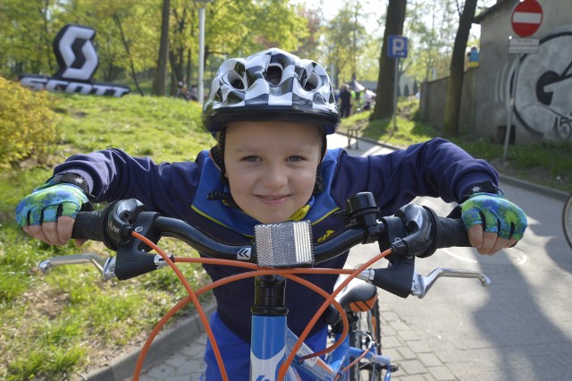 Jedni jeżdżą rowerami od kilku tygodni, inni wykręcają tysiące kilometrów rocznie. Wszystkich łączy miłość do dwóch kółek i... cykliczne wspólne przejazdy, które organizuje ekipa Rowerowy Gorzów. 21 kwietnia o 10.00 znowu ruszyli na przejażdżkę. Też jechałaś/jechałeś? Mamy Cię na zdjęciach.Tym razem masa rowerowa wystartowała sprzed amfiteatru i po przejechaniu około 8 km wróciła na Kwadrat. Uczestników było niemal 300. Dla niektórych był to pierwszy taki przejazd. Pani Marta i jej syn Jędrzej nowe rowery mają od kilku tygodni. - Postanowiliśmy, że dziś zaliczymy nimi razem pierwszą masę - mówiła nam pani Marta. Nieopodal maszynę do jazdy szykował Remigiusz Danielak, który śmiga od dziesięciu lat i w tym miesiącu przejechał już ponad 400 km. Jako weteran przyznał reportowi "GL", że może i nieco się w Gorzowie poprawiło w zakresie infrastruktury rowerowej, jednak mentalność i zachowanie niektórych kierowców i pieszych cały czas sprawia, że jazda na rowerze bywa niebezpieczna. Jednak podczas przejazdu niemal 300 rowerzystów było bezpiecznie i spokojnie. Na czele kolumny jechał radiowóz drogówki, a dodatkowo całość zabezpieczali organizatorzy w specjalnie oznakowanych koszulkach.Każdy, kto w Gorzowie jeździ na rowerze, niech zajrzy na facebookowy profil "Rowerowy Gorzów". - Zachęcamy do odwiedzin - mówił współorganizator masy Paweł Najdora.Podczas przejazdu nasz reporter zrobił setki zdjęć. Na pewno znajdziesz się na którymś!POLECAMY PAŃSTWA UWADZE: