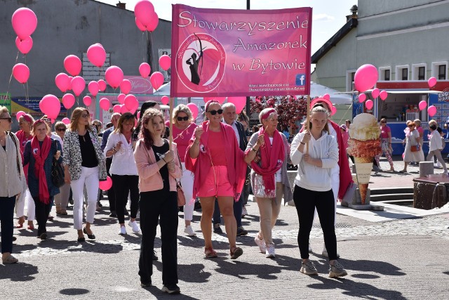 Bytowski Marsz Różowej Wstążeczki pod honorowym patronatem dr Anny Sinkiewicz przeszedł ulicami miasta. Uczestniczki przekonywały, że najważniejsza jest profilaktyka i systematyczne badania.