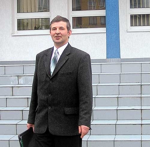 Przewodniczący Bogdan J. Kossakowski opuszcza budynek Sądu Rejonowego w Ostrowi Mazowieckiej, ale jeszcze nie raz tu przyjedzie