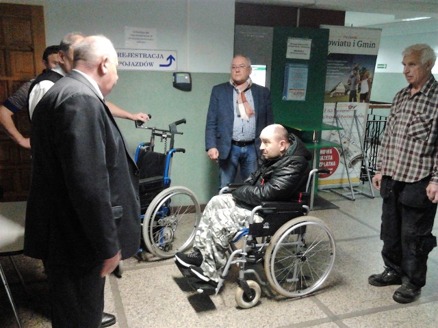 By udowodnić, że budynek starostwa przy ul. Mątewskiej nie jest przyjazny niepełnosprawnym, radny Olech przybył tam z osoba na wózku