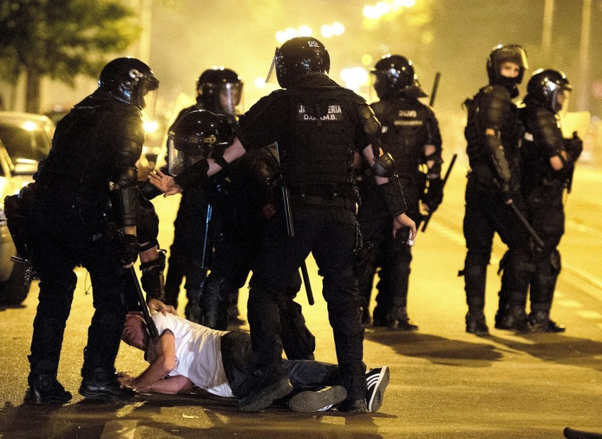 Antyrządowe protesty w Rumunii [ZDJĘCIA] Manifestacja i zamieszki w Bukareszcie. Doszło do starcia z policją, wiele osób rannych [WIDEO]