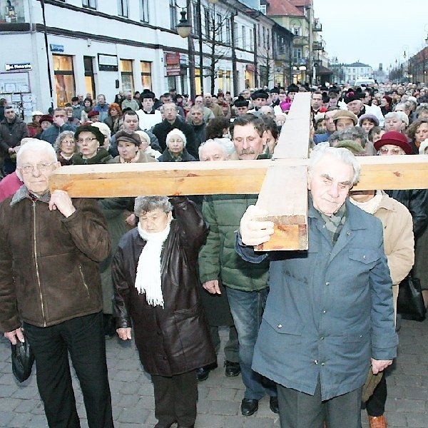 Przemarsz uczestników Drogi Krzyżowej ul. 3  Maja.