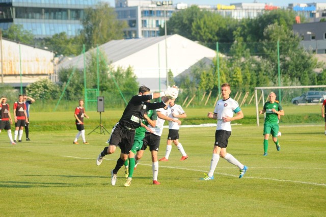 W ostatnim meczu między Wartą a Garbarnią, jeszcze na boiskach II ligi, padł remis 1:1, ale wtedy gospodarzem meczu była drużyna z Krakowa