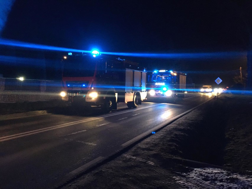 Wypadek w Cianowicach. Droga wojewódzka zablokowana. Osoba zakleszczona w samochodzie