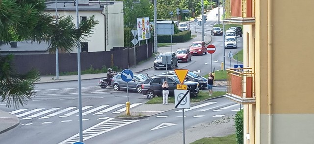 Tuż po godz. 12 w środę (22.06) u zbiegu ulic Nad Torem i Chmurnej w Bydgoszczy doszło do kolizji dwóch aut osobowych. Kierowcy muszą się liczyć z utrudnieniami.