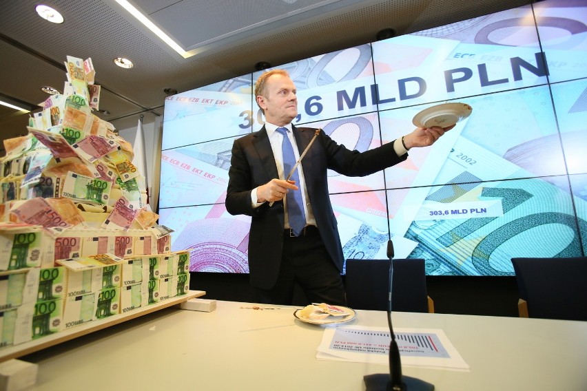 Premier Tusk dzieli tort na koniec szczytu w Brukseli