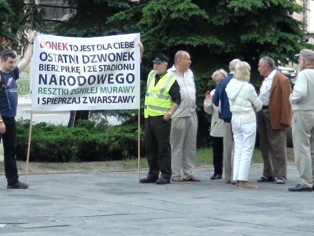 Na wtorkowym proteście pod Urzędem Wojewódzkim pojawiło się kilkanaście osób z transparentami.	