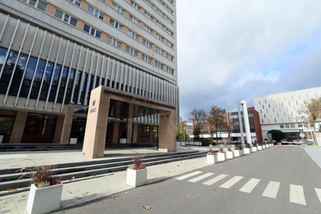 19.10.2020 lublin miasteczko akademickie pandemia umcs pomnik rektorat fot. lukasz kaczanowski/polska press