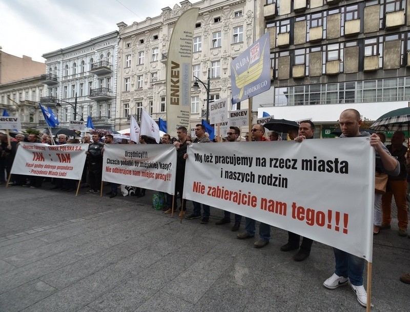 Pracownicy Enkevu wyszli na ulicę. Protest przed łódzkim magistratem [FILM]