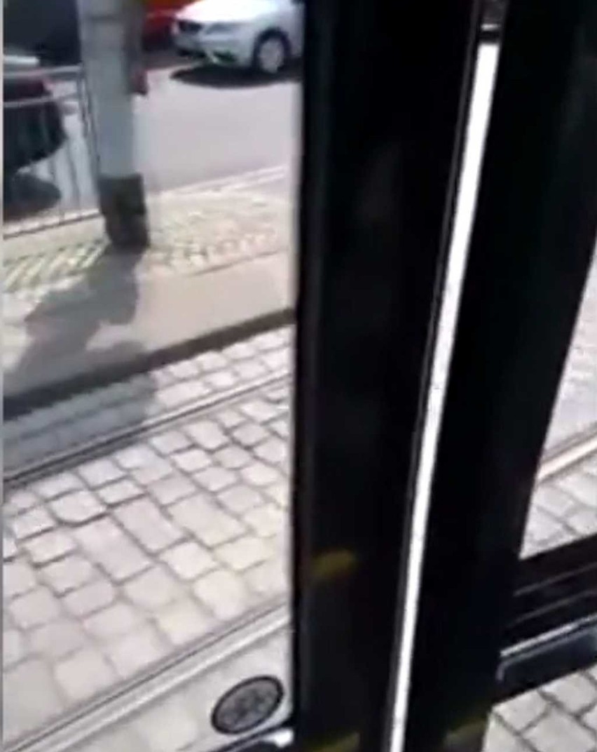 Tramwaj moderus jedzie z otwartymi drzwiami we Wrocławiu. Czy te tramwaje są bezpieczne?