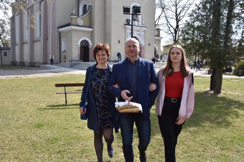 Paweł Wojtunik wraz z żoną Anetą ze świątecznym koszyczkiem...