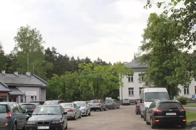 Urząd Miasta i Gminy w Białobrzegach jest w trakcie wyboru firmy, która przebuduje parking przed ośrodkiem zdrowia, od strony ulicy Spacerowej.