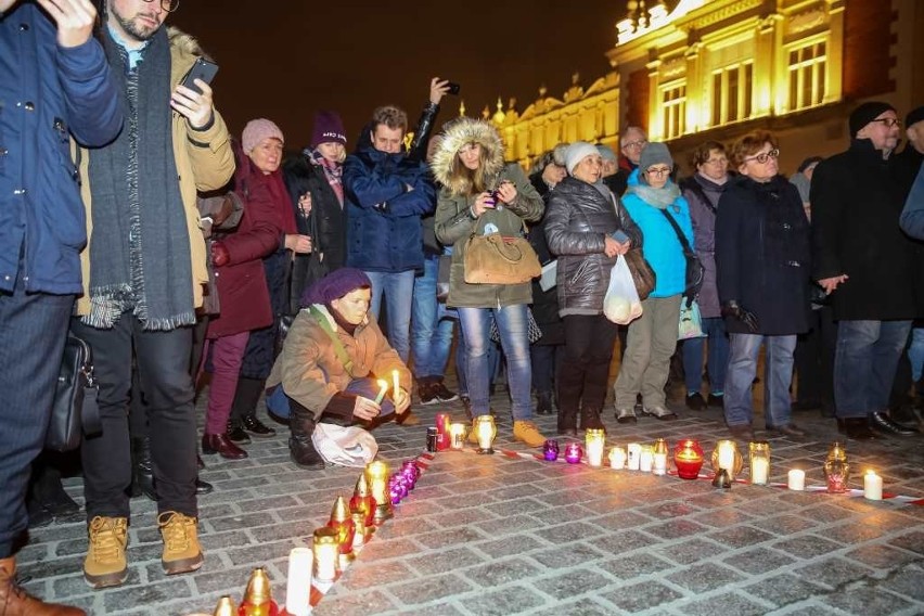 Największe serce świata dla Pawła Adamowicza. Akcja w Krakowie i w całej Polsce [ZDJĘCIA]