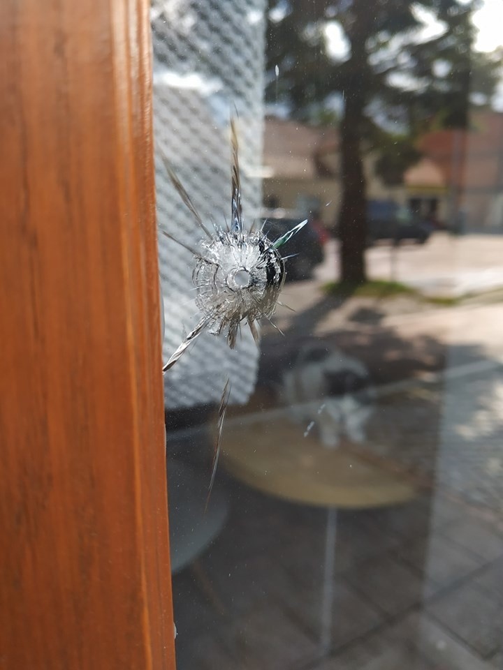 Ktoś strzelił w szybę oliwskiej kociej kawiarni w sobotę, 6.07. Właściciele Kotka Cafe w Gdańsku podejrzewają, że ktoś strzelał z wiatrówki 