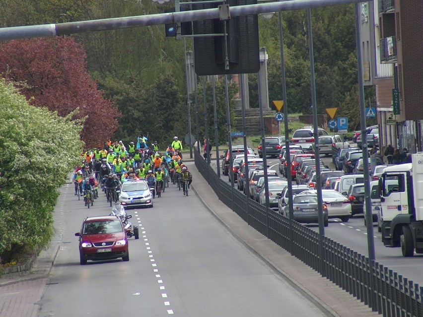 Rowerzyści przejechali ulicą Wyszyńskiego w centrum...