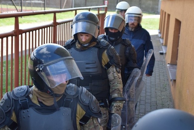 Więzienie w Gębarzewie. Ćwiczenia z udziałem Policji, Państwowej Straży Pożarnej z Gniezna oraz OSP Czerniejewo zostały zorganizowane we wtorkowe przedpołudnie, 21 czerwca 2022 roku.