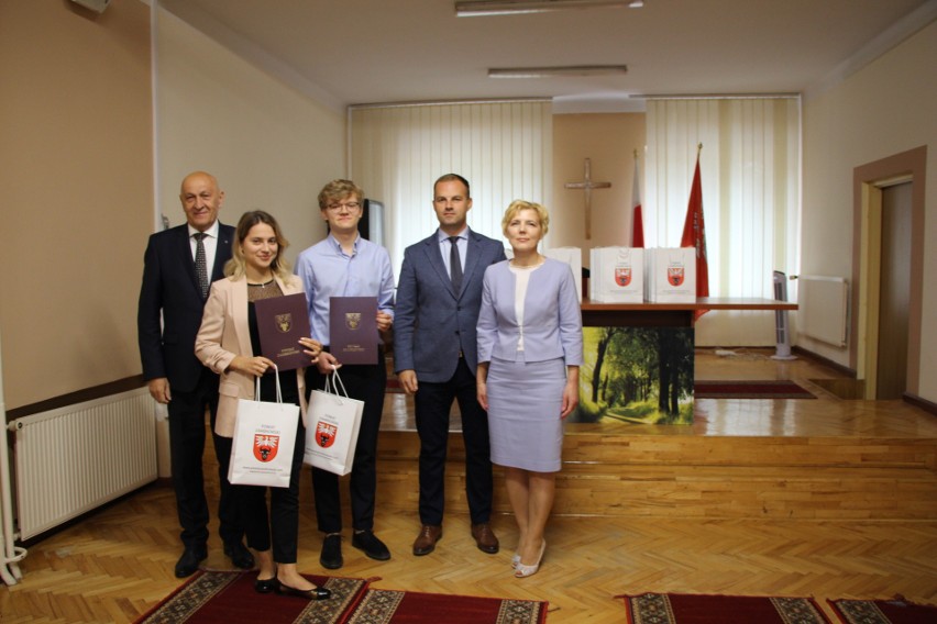 27 uczniów z Zambrowa otrzymało stypendium naukowe Starosty Zambrowskiego