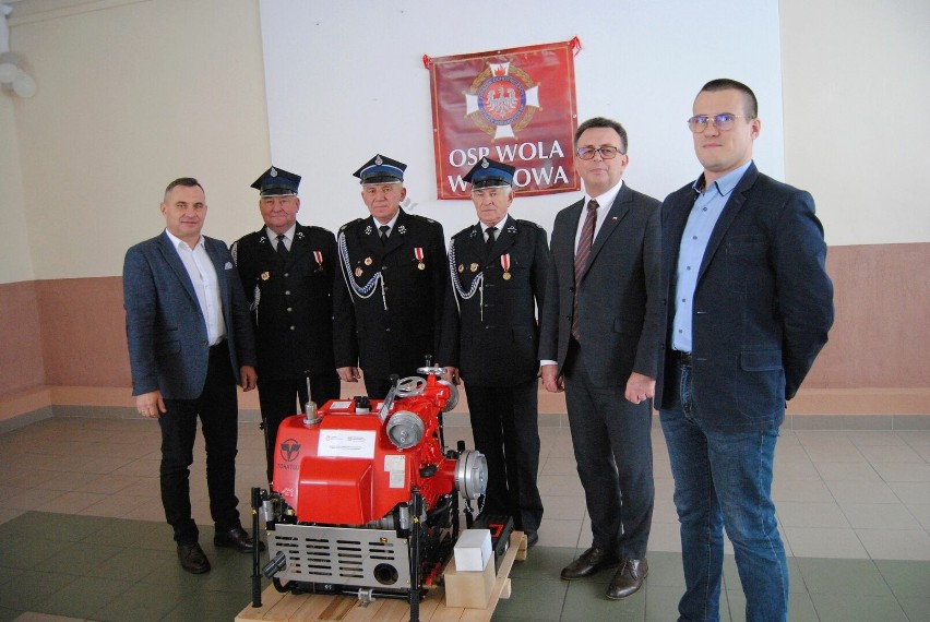 Przekazanie motopompy dla Ochotniczej Straży Pożarnej w Woli...